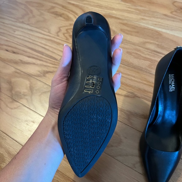 Michael Kors Dorothy Flex Leather Pump - Picture 3 of 12